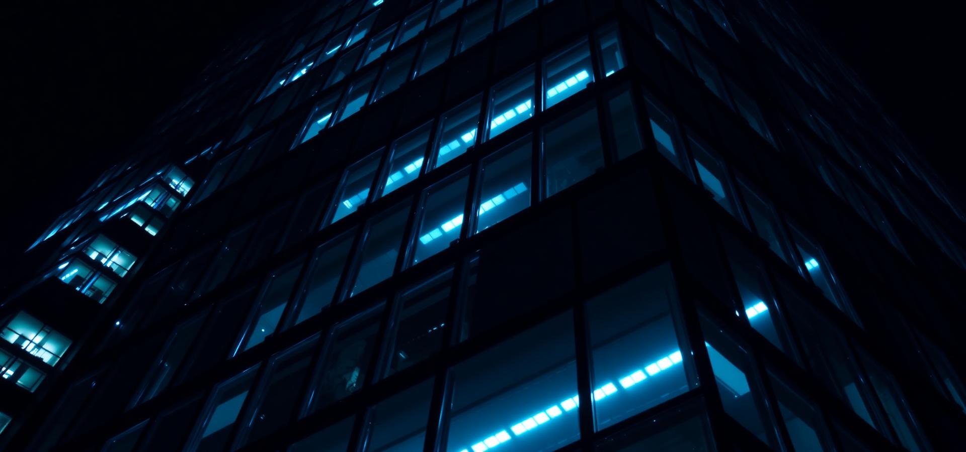 Fachada de edifício corporativo à noite